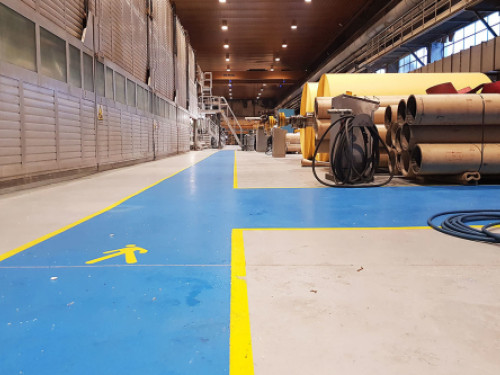 Segnaletica orizzontale per pavimentazioni in resina: le proposte Rires per la sicurezza nello stabilimento
