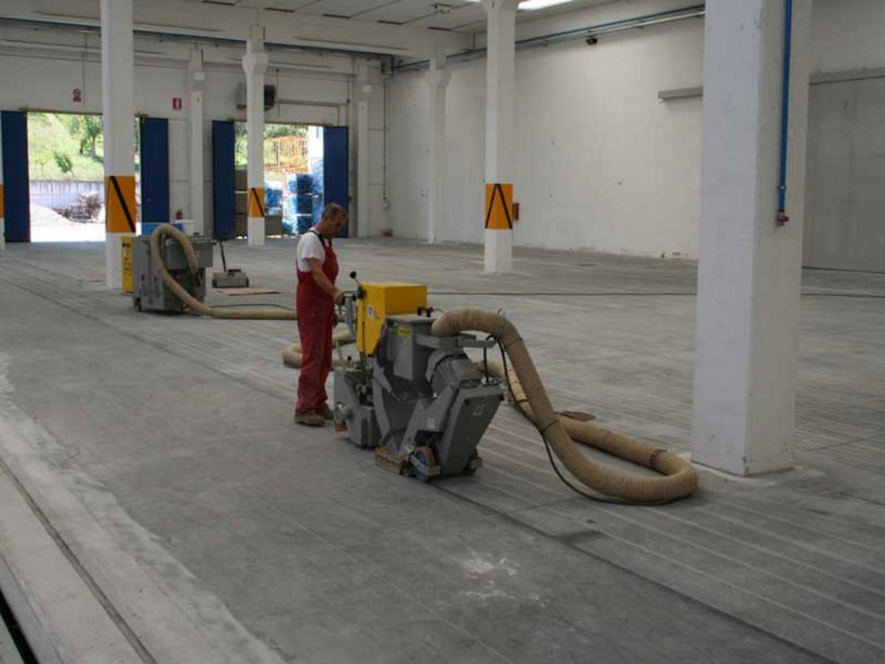Posa di pavimento in calcestruzzo in area carico-scarico e magazzino merci