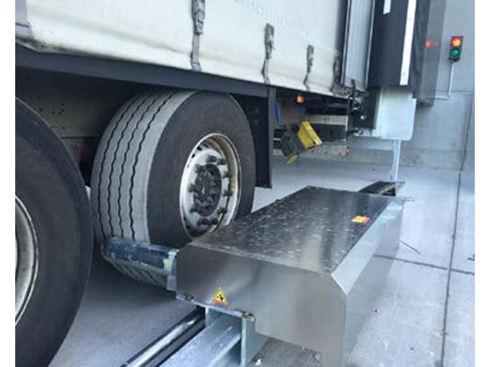 Sistema idraulico di sicurezza per il bloccaggio automatico delle ruote