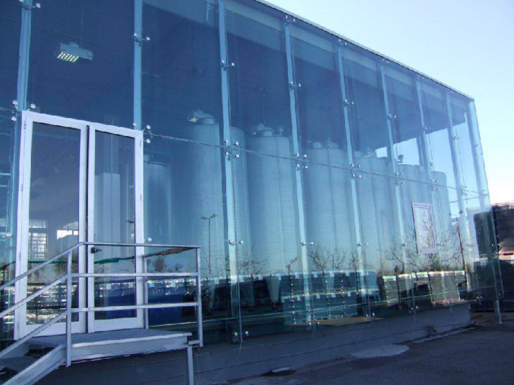 Facciate strutturali in vetro a protezione di sito di produzione e stoccaggio